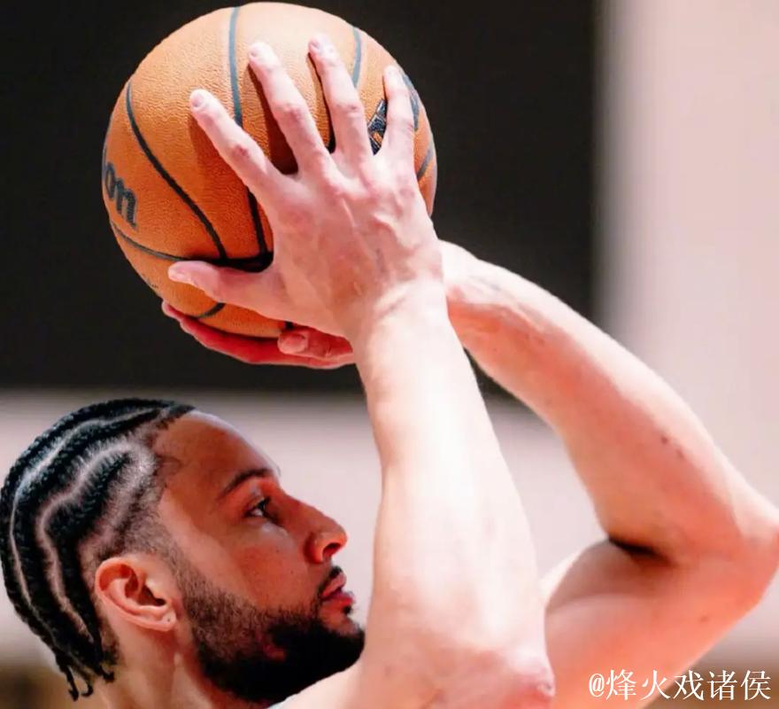 毫无准星!小西蒙斯全场9投仅3中,三分5中0得到9分1助攻 毫无准星!小西蒙斯全场9投仅3中,三分5中0得到9分1助攻