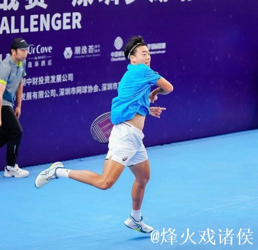 中国香港选手黄泽林体验匹克球 与观众打友谊赛