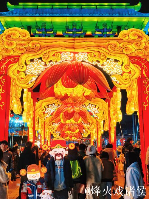 江苏南京：灯彩亮 迎新年